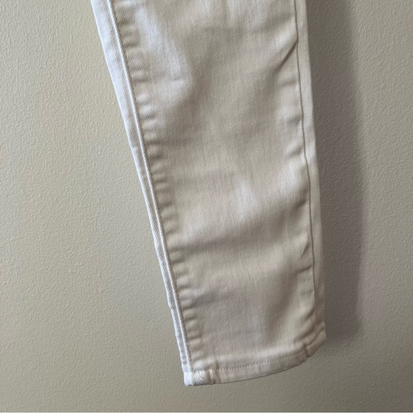 White Skinny Levi 711’s - Picture 7 of 10